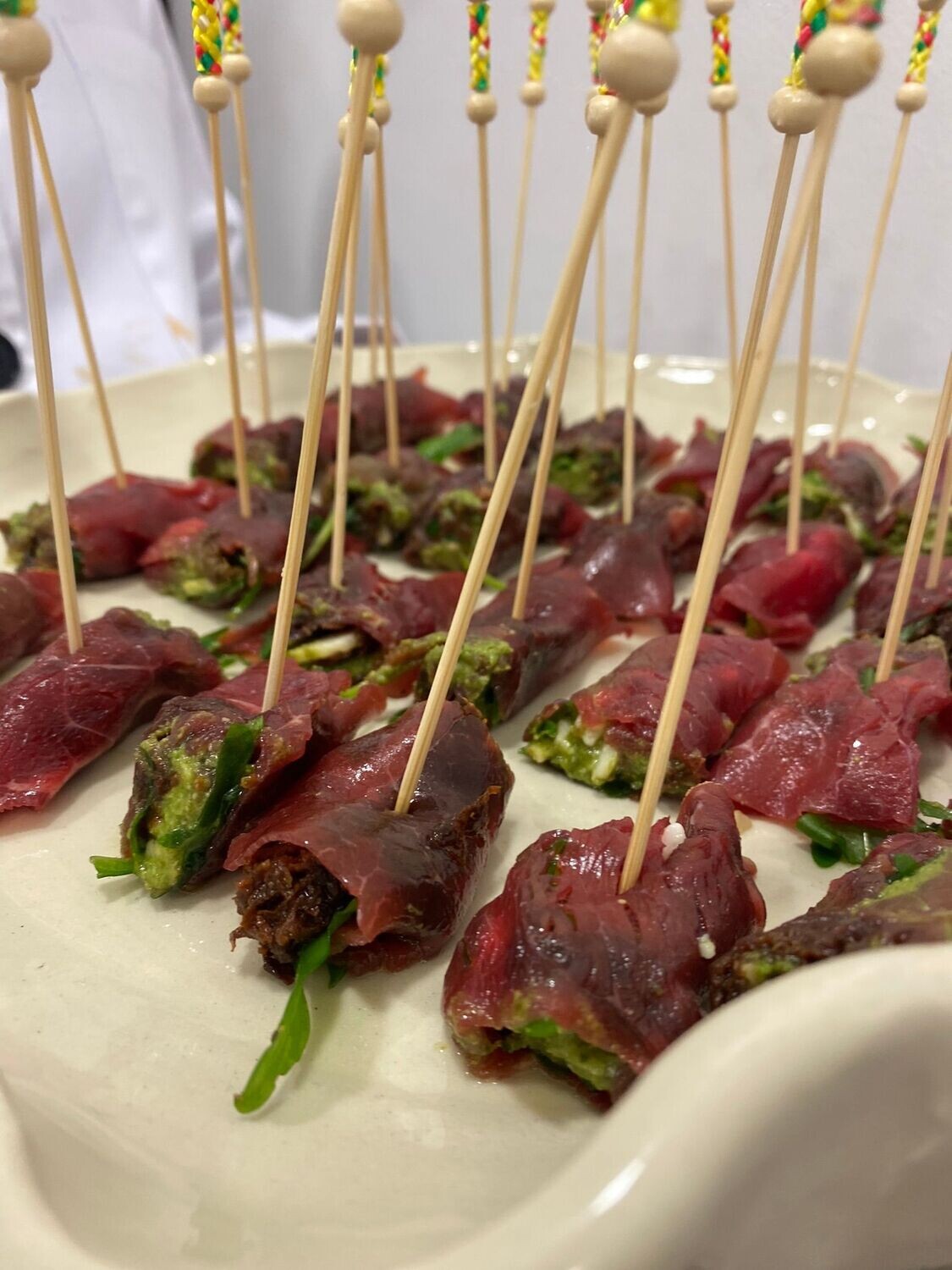 Rollitos carpaccio de tomate seco, rúcula y pesto
