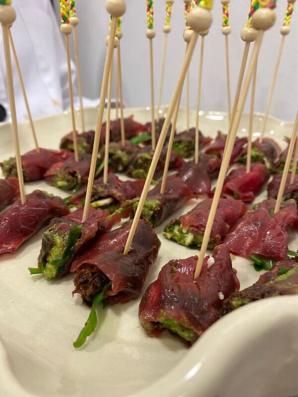Rollitos carpaccio de tomate seco, rúcula y pesto