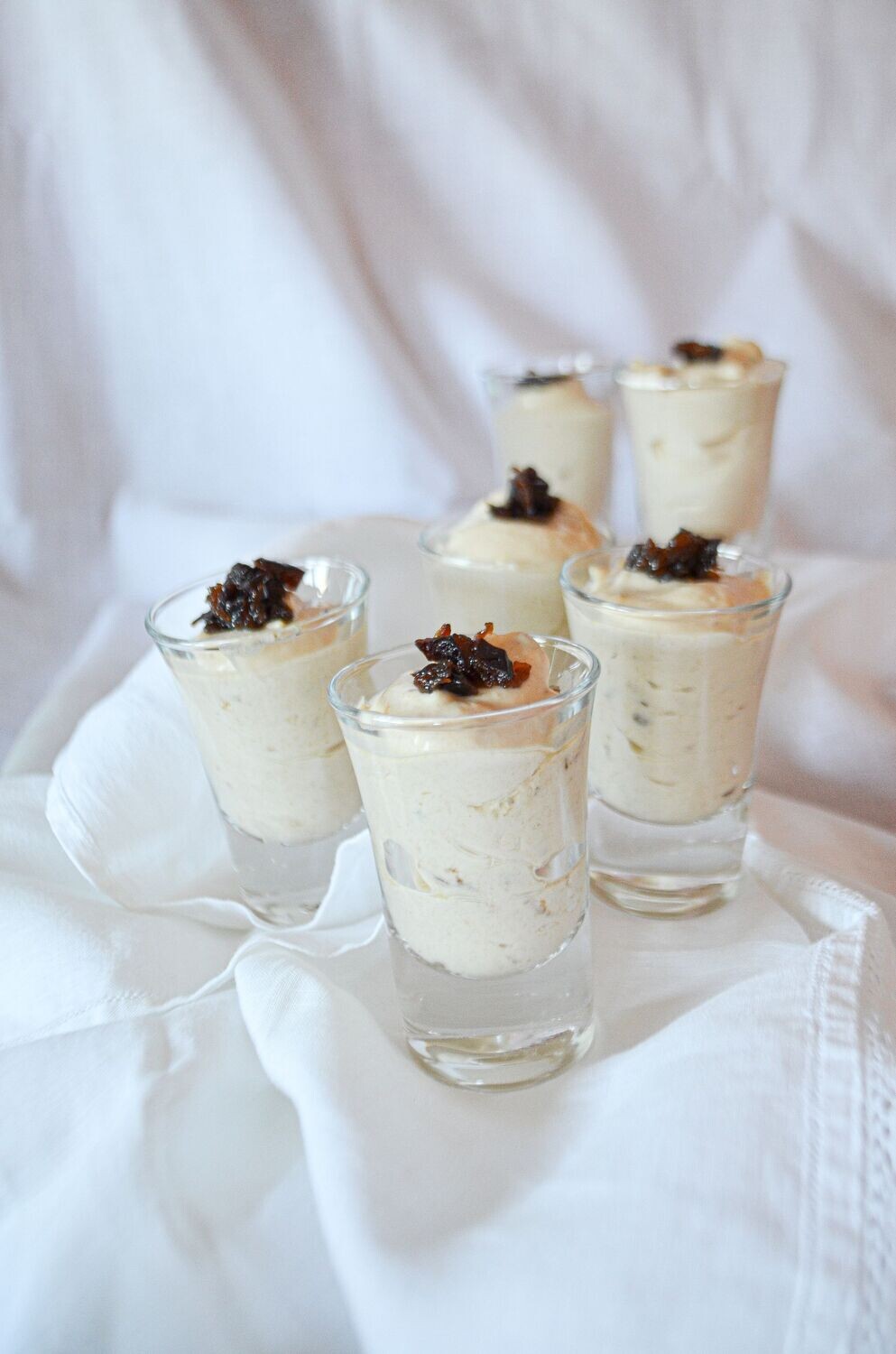 Vasitos de mascarpone y ciruelas (12 uds)