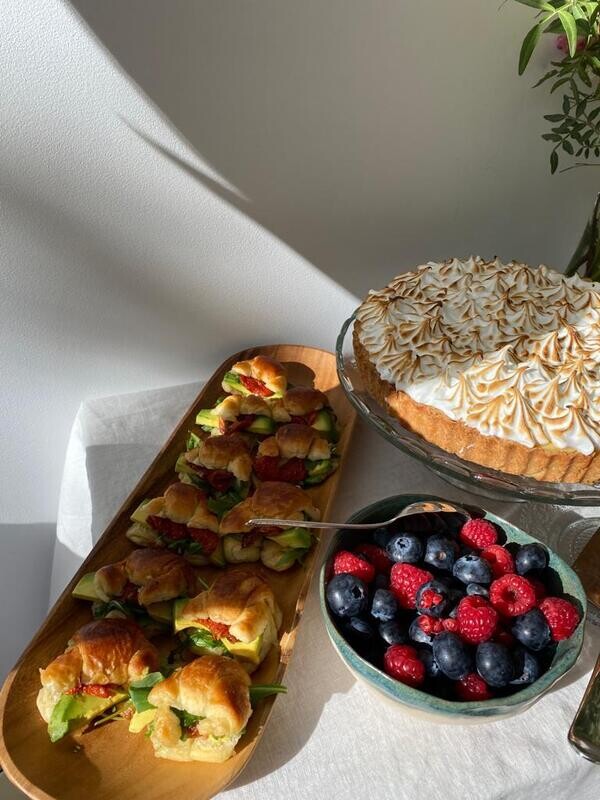 Mini croissant de aguacate con tomate seco