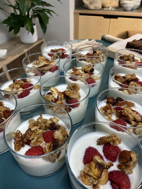 Vasitos de yogurt con granola casera y frambuesas
