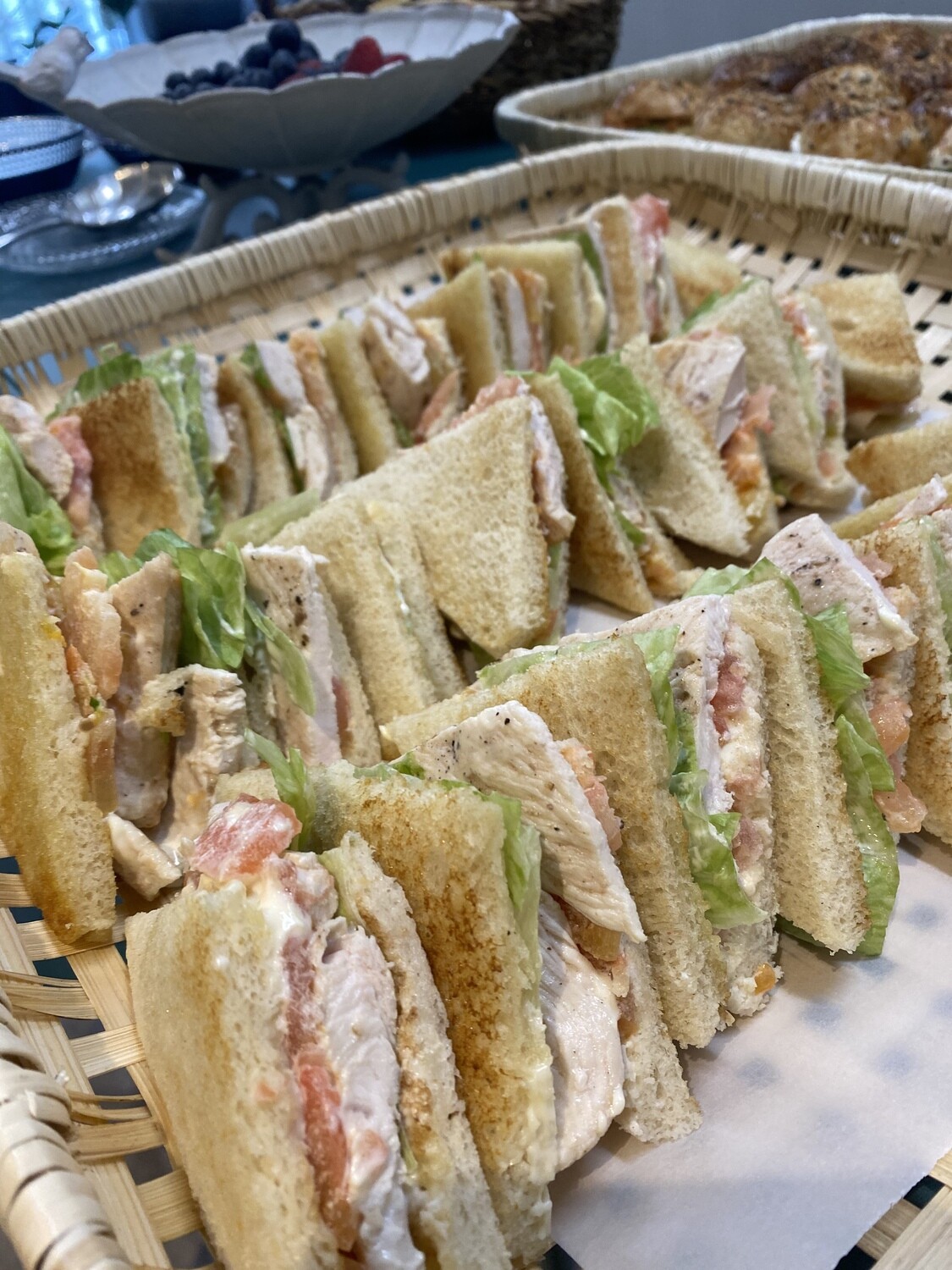 Mini sándwiches club de pollo