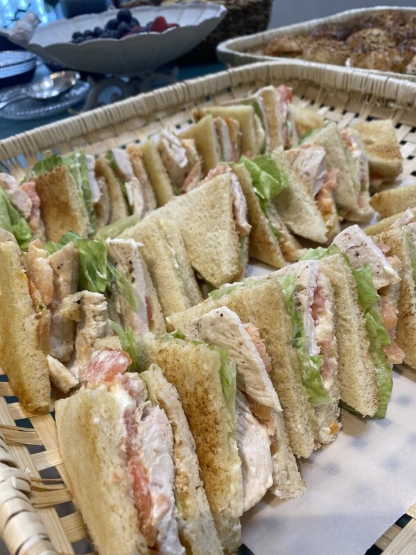 Mini sándwiches club de pollo