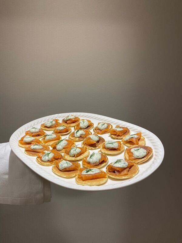 Blinis con salmón ahumado y salsa de eneldo