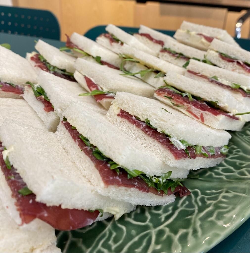 Mini sándwiches de bresaola y rúcula