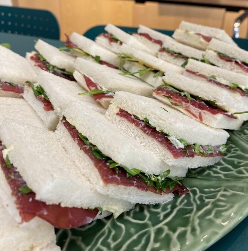 Mini sándwiches de bresaola y rúcula