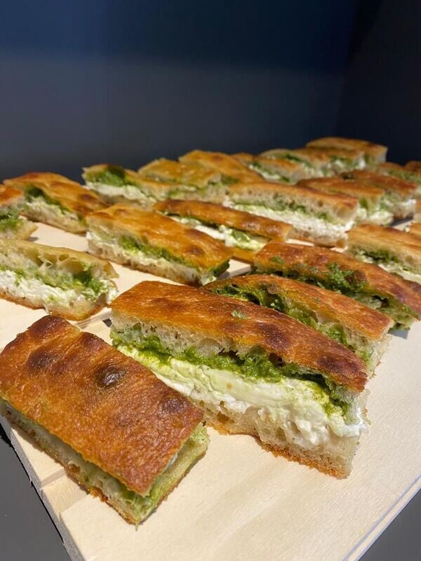 Mini focaccias de burrata y pesto