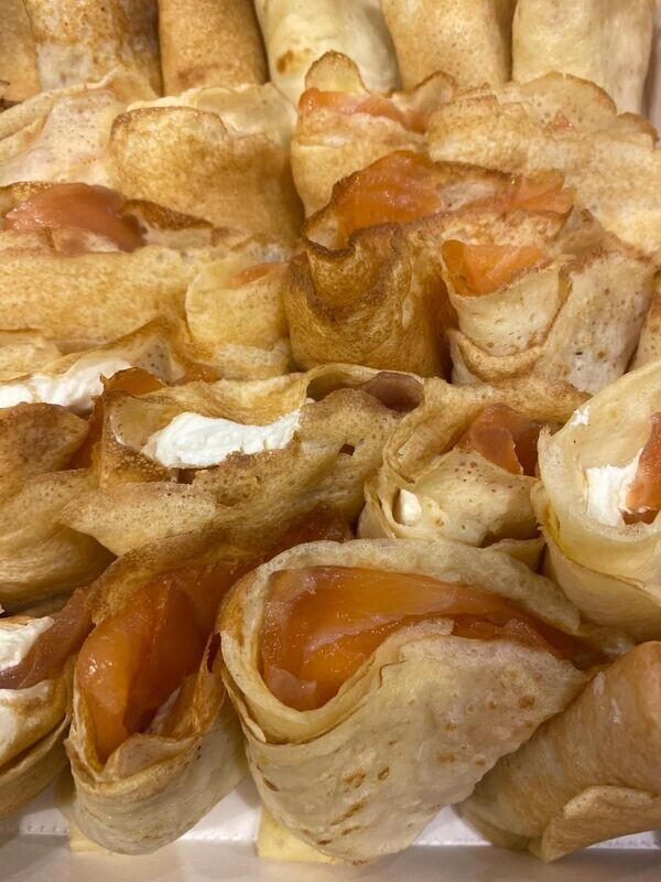Crepes de salmón ahumado y crema de limón