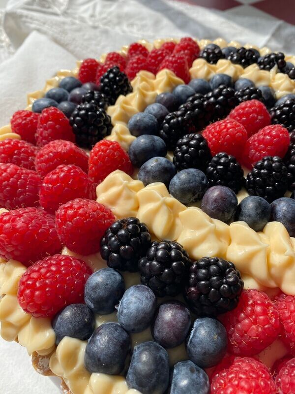 Tarta de crema pastelera y frutos rojos