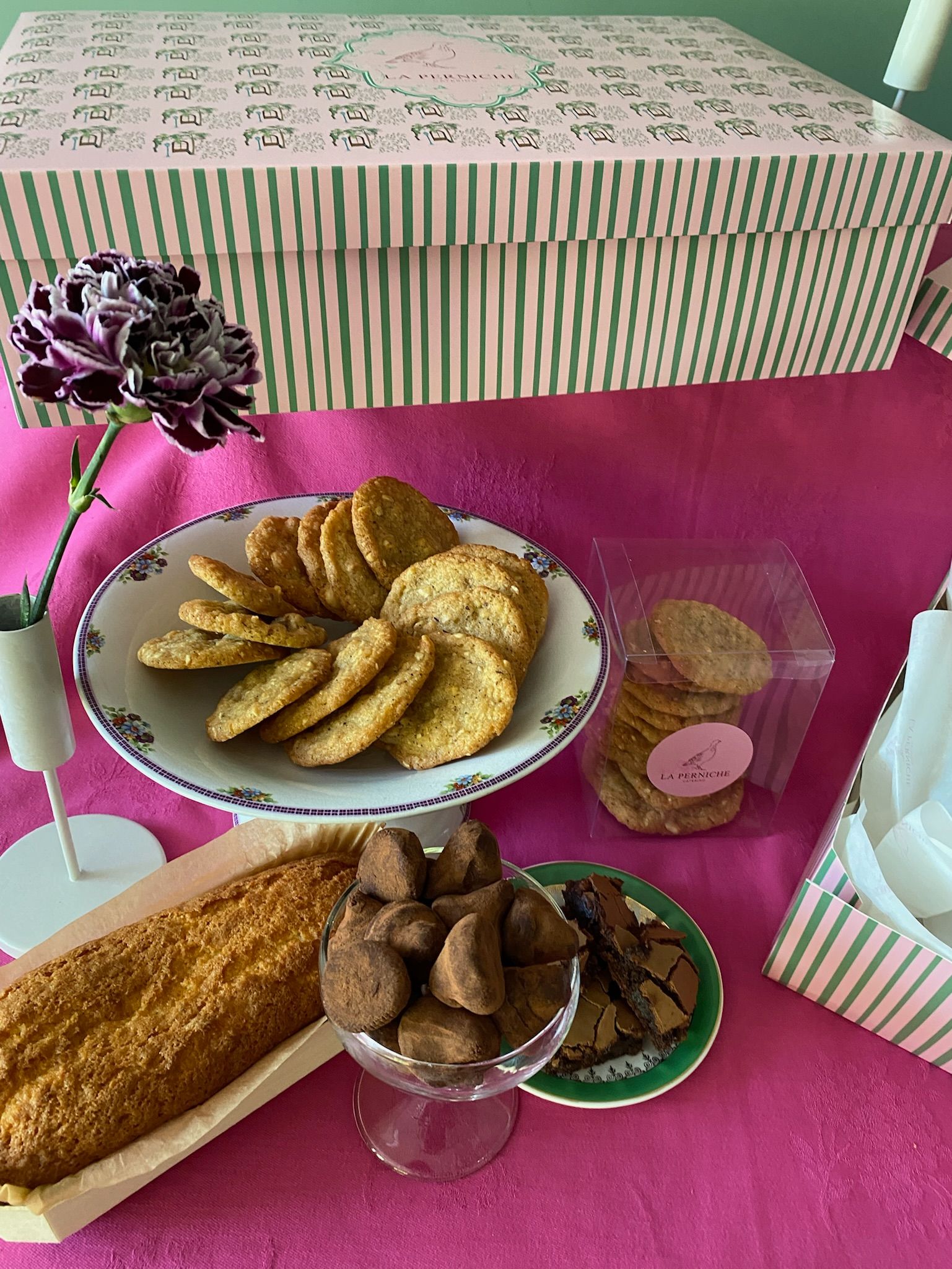 CAJA DE DULCES CON RAMITO DE FLORES