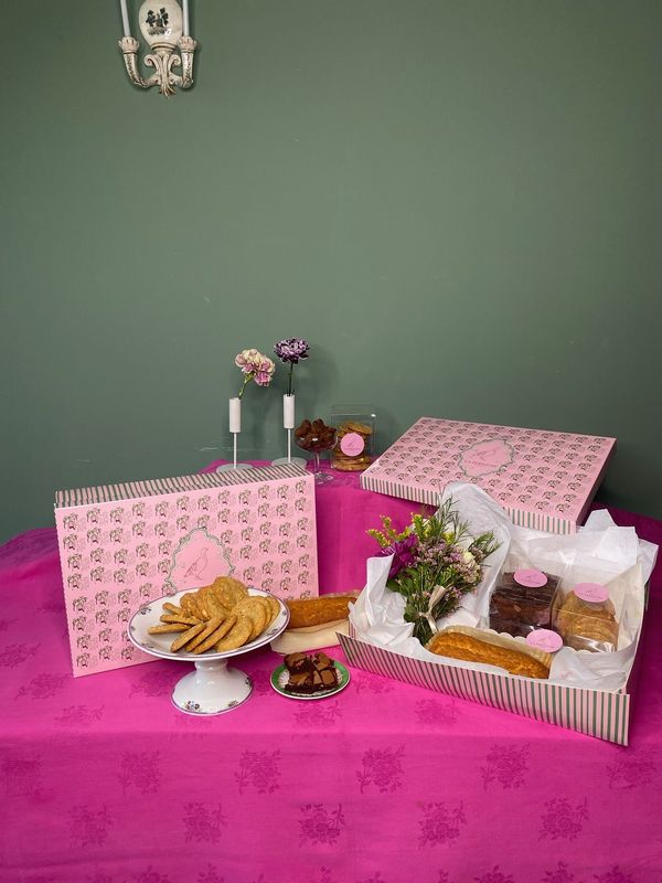 CAJA DE DULCES CON RAMITO DE FLORES