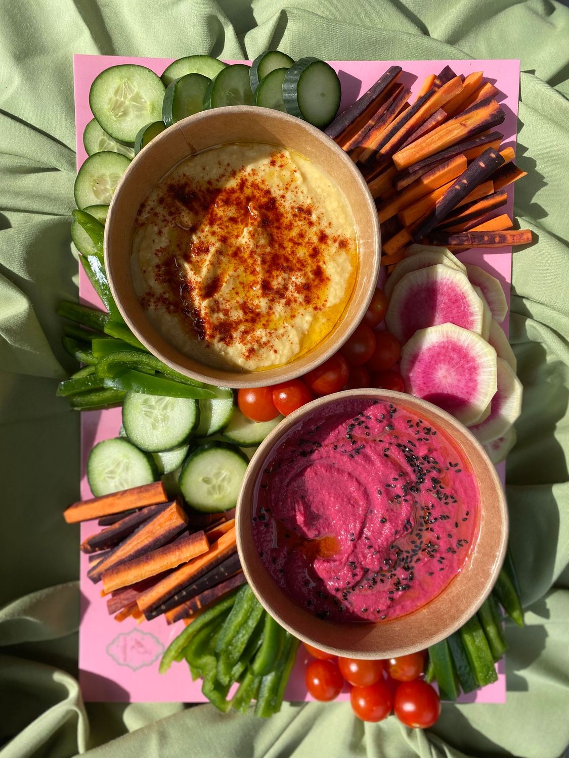 Tabla de  hummus de garbanzo y  de remolacha con crudités