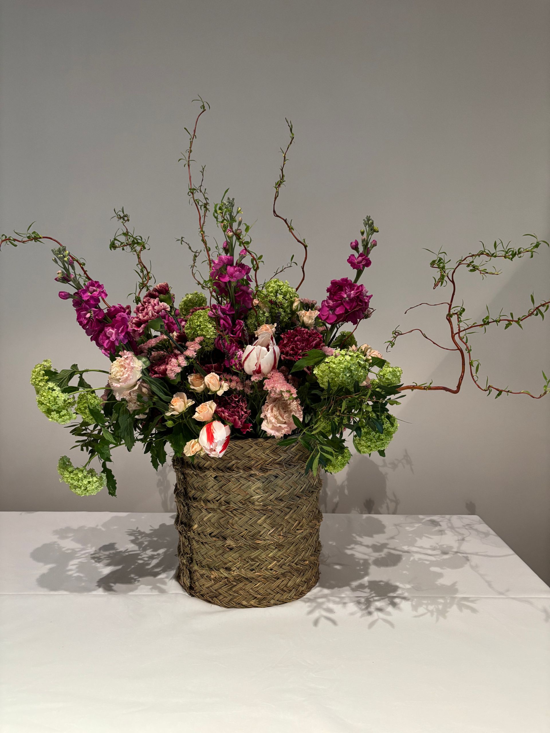 Centro de colores vivos  con base de esparto