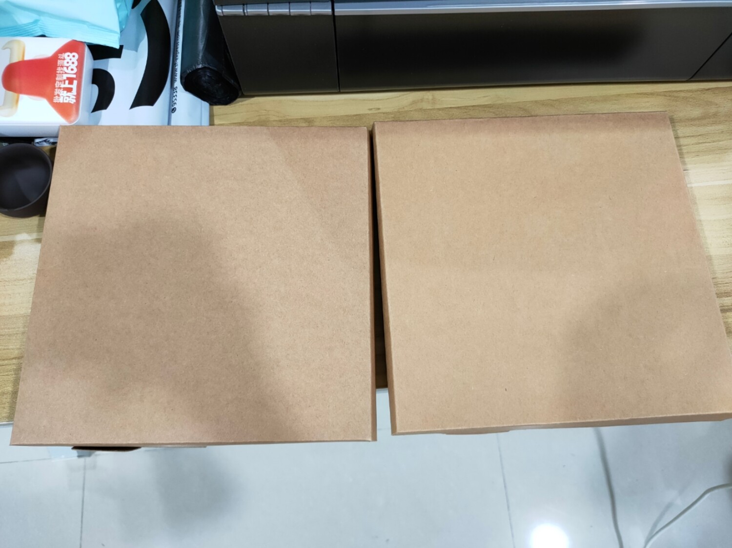 Caja para Polos Personalizados 23x23x3 - Con cinta blanca