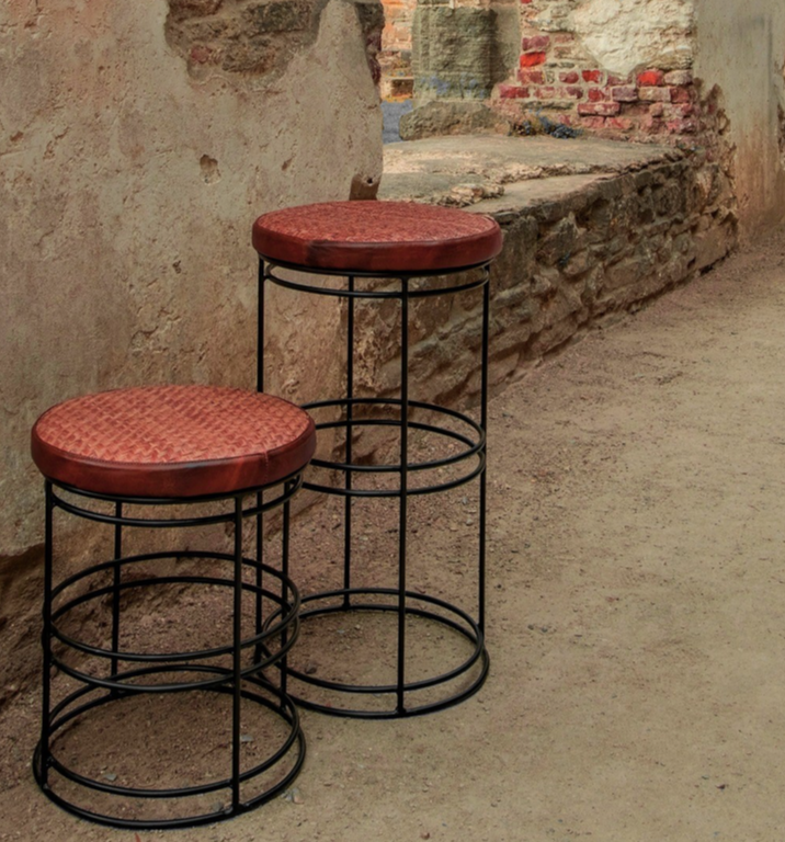 Tabouret bas métal, cuir Cognac et cannage bambou