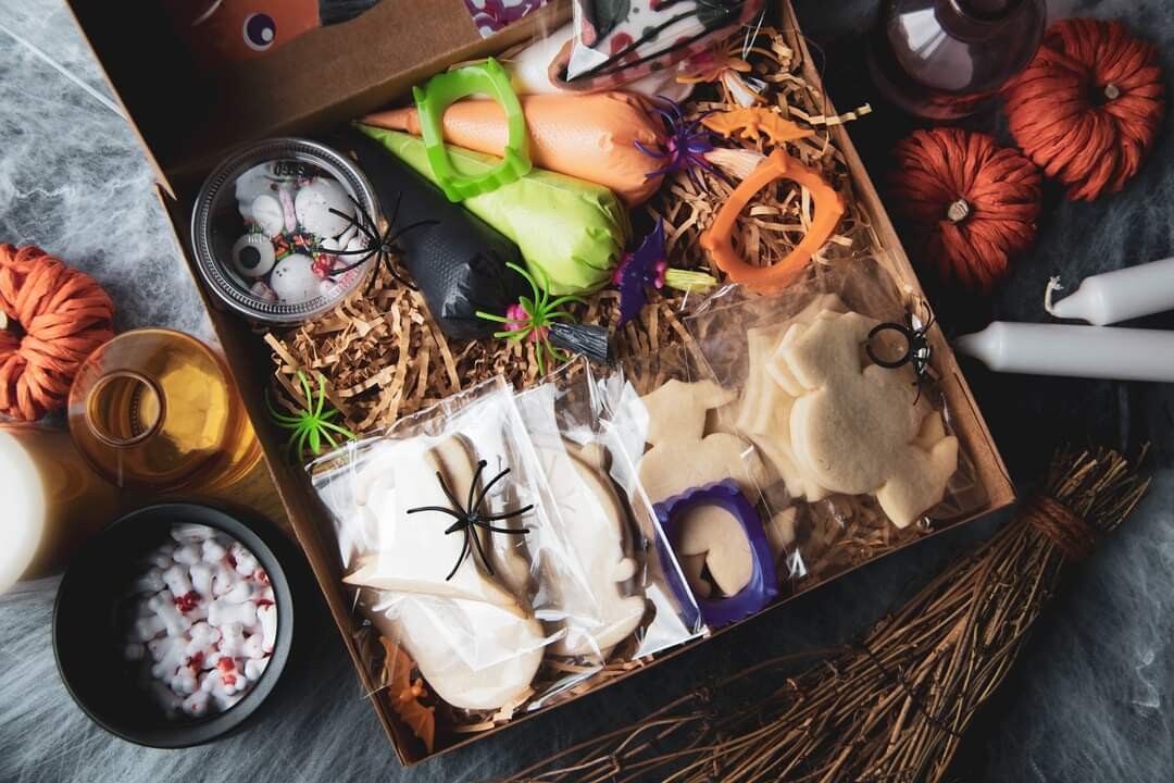 HALLOWEEN DIY KIT
Available throughout October!