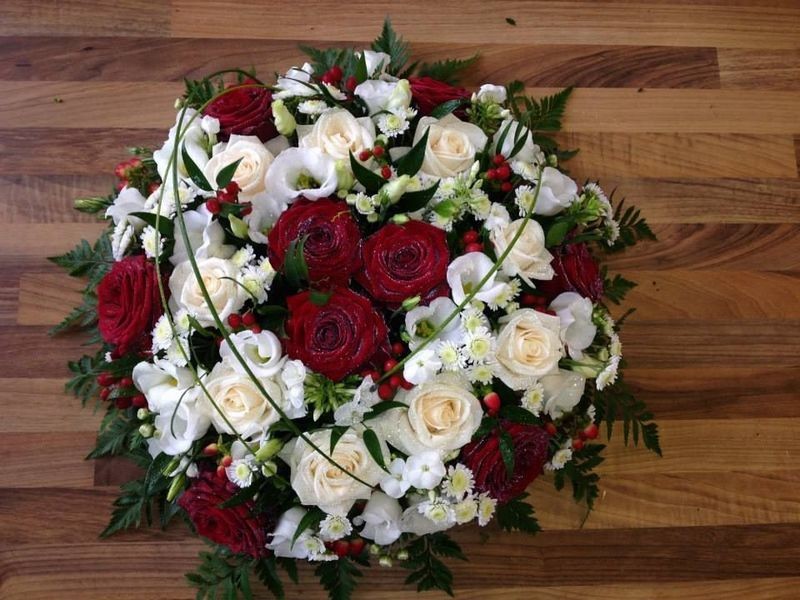 Red &amp; white mixed flower posy