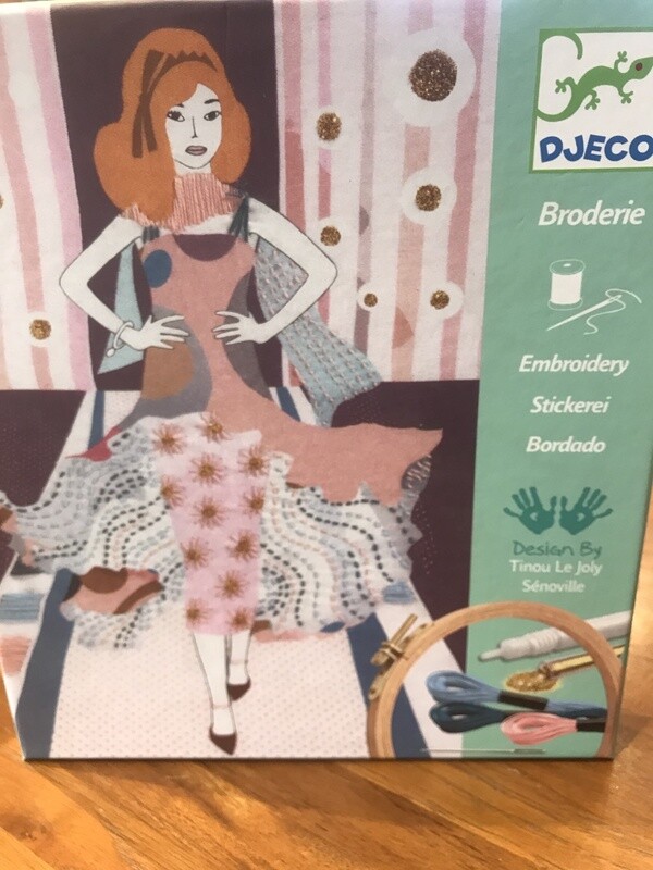 DJ09845 - Embroidery / Fashion week