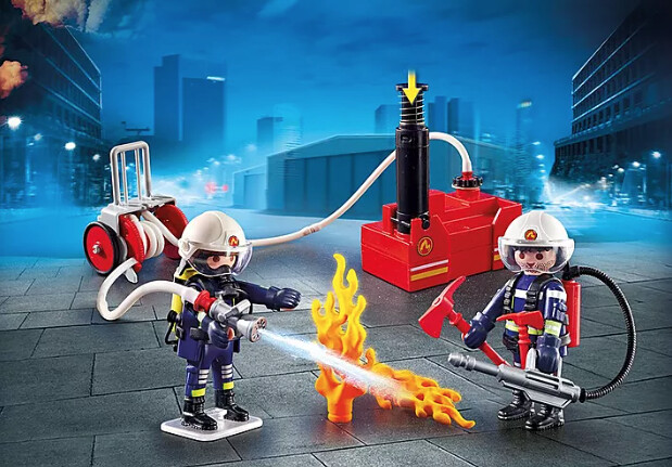 9468 Firefighters with Water Pump