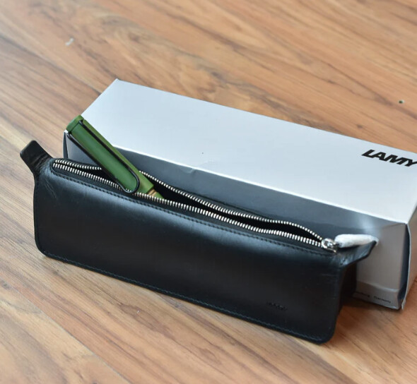 LA405 PENCIL CASE, TRIANGULAR, BLACK LEATHER