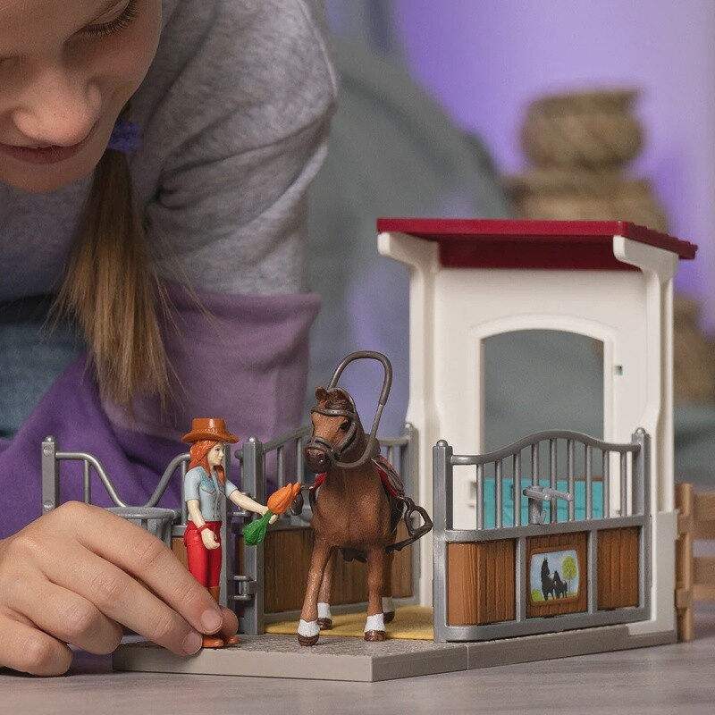 42710 Horse box with Hannah &amp; Cayenne