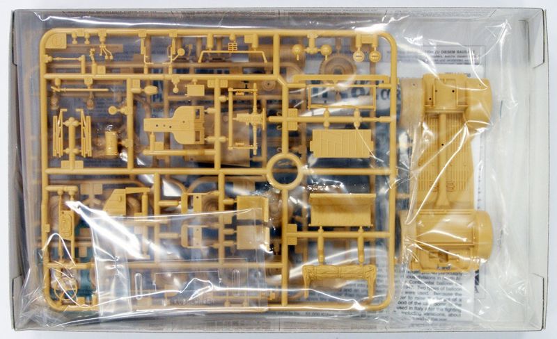 900-35238 TAM35238 GERMANKUBELWAGEN TYPE 82 AFRIKAKORPS (1/35)