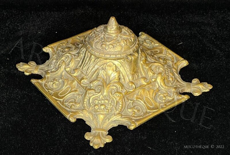 Encrier en bronze, motif renaissance, XIXeme