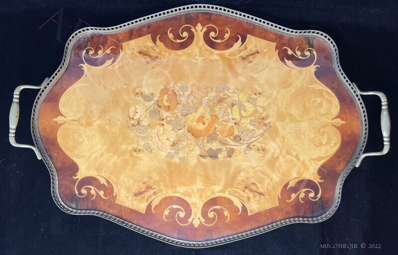 Plateau de service marqueté de fleurs et galerie en laiton, vers 1950