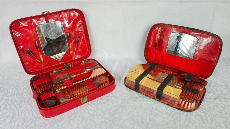Paire de nécessaires de voyage vintage, assortis femme et homme