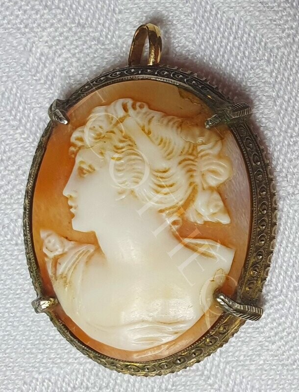 Pendentif camé sur coquillage monture en argent