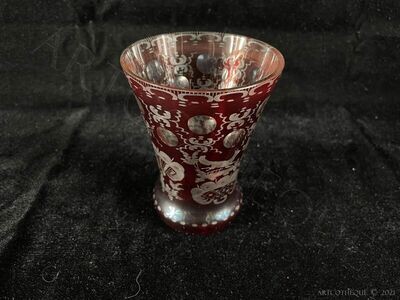 Vase en verre ou cristal de Bohème gravé overlay rouge décoré, début XXe