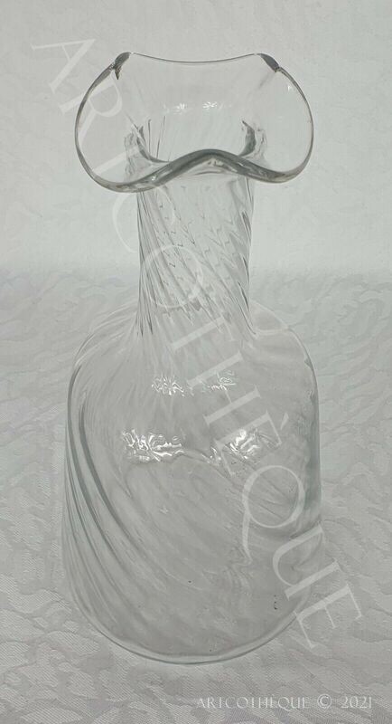 Carafe à eau torsadée en verre XXe