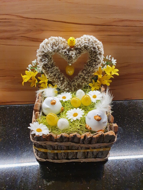 Korb mit flauschigem Herz