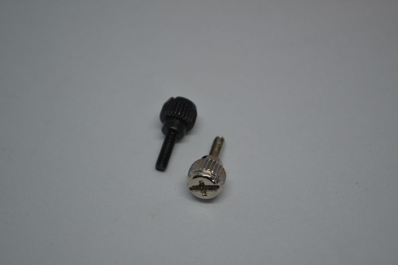 Vis pour logement pile des pédales BOSS