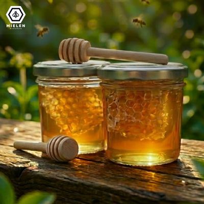 Set Dúo Gourmet: 2 frascos de miel con panal 3.5 onzas + 2 palitos mieleros de 3 pulgadas