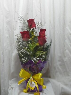 4 Roses in a sleeve dressed