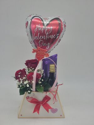 Valentine handbag combo  - 3 roses, sm chocolate, sm wine, balloon