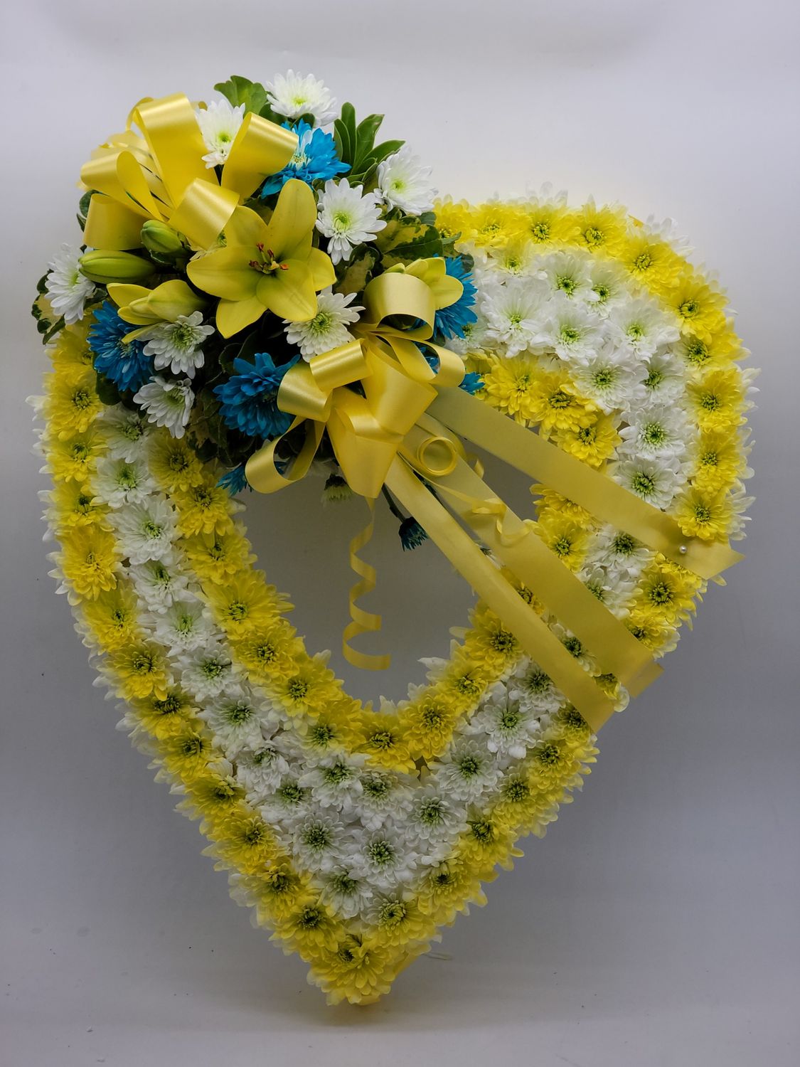 Yellow and white open heart - 18"