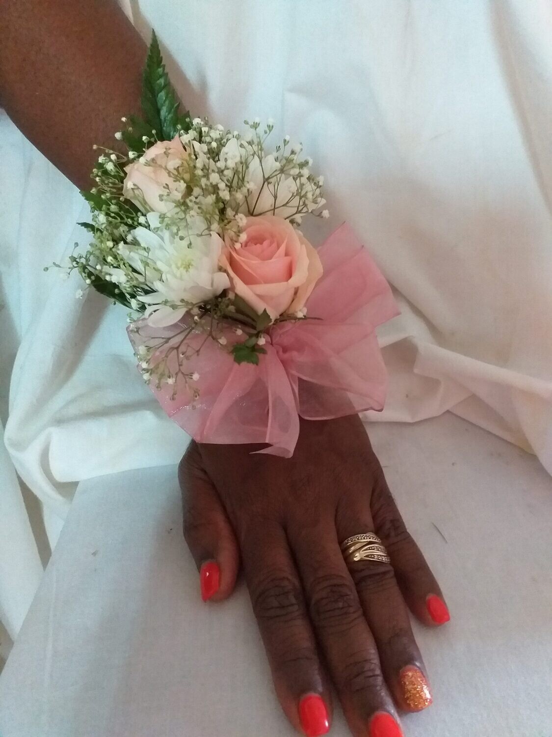 Wristlet with roses
