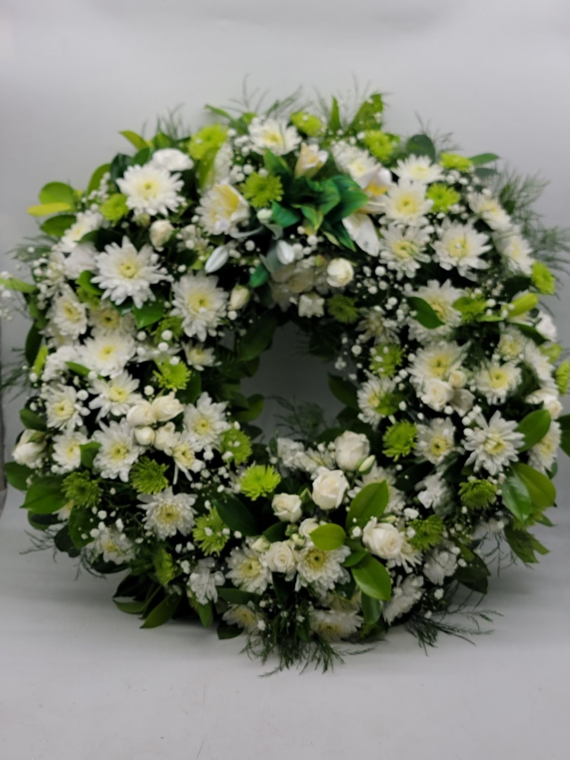 Round wreath white