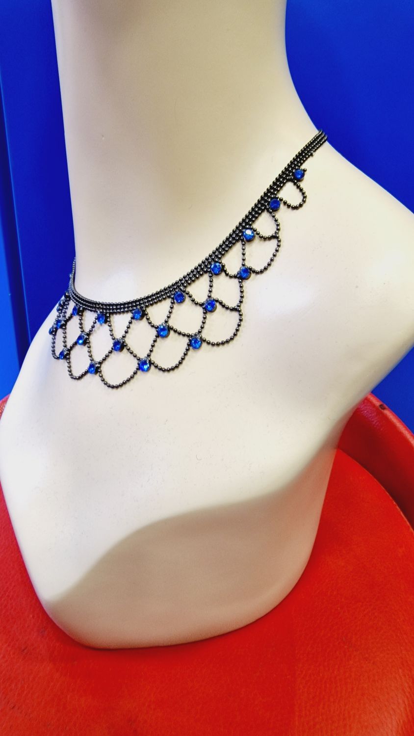 FINE CHOCKER WITH BLUE STONE EMBELLISHMENT 