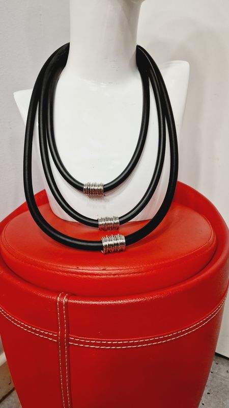 RUBBER STRANDS NECKLACE