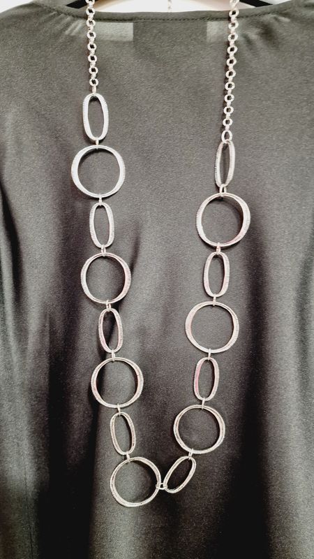 CIRLES STRAND NECKLACE