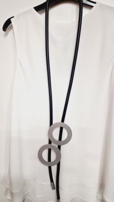 RUBBER NECKLACE WITH CIRCLES