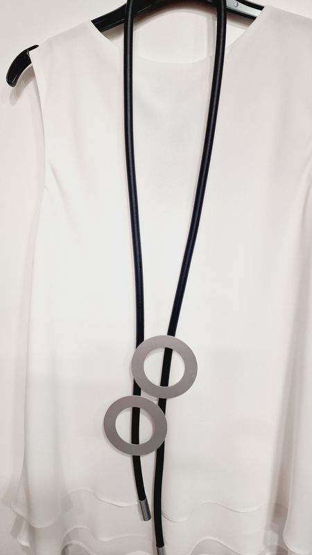 RUBBER NECKLACE WITH CIRCLES