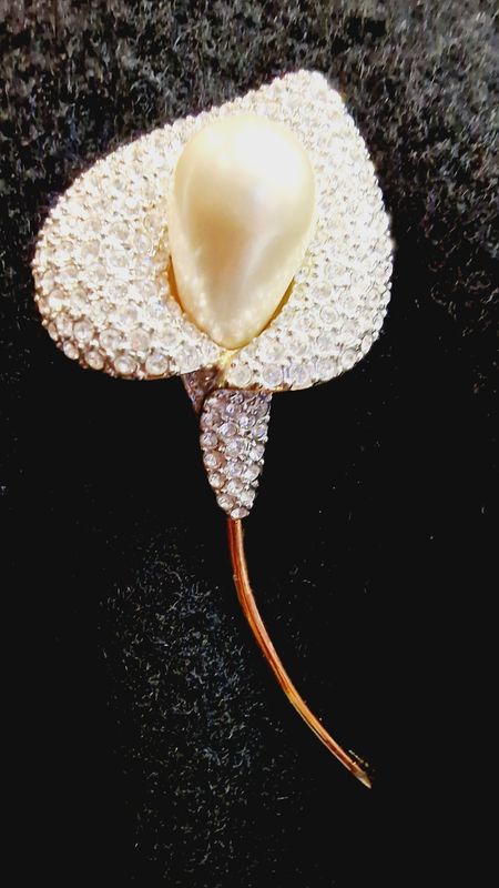 RHINESTONES LILY BROOCH