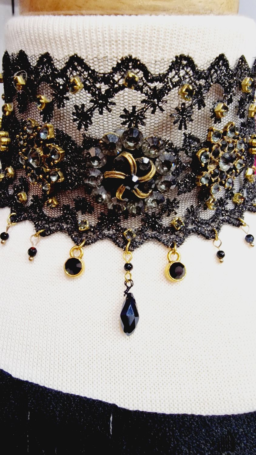 ROSIE FOX HAND MADE LACE CHOCKER WITH SEMI PRECIOUS AGATE EMBELLISHMENT 