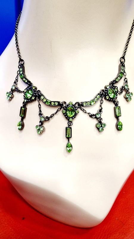 EMERALD GREEN ? CRYSTAL NECKLACE