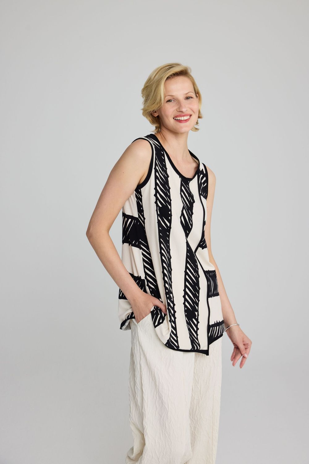 LUUKAA SLEEVELESS TUNIC-BLACK/CREAM