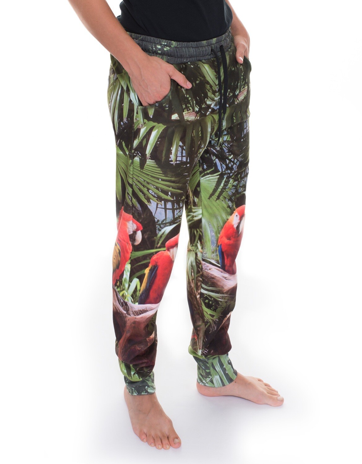 RobeCode Fleecehose mit Eingrifftaschen und grünem Palmenprint mit Papageien. Kuscheliger Fleece, warm und funktional.